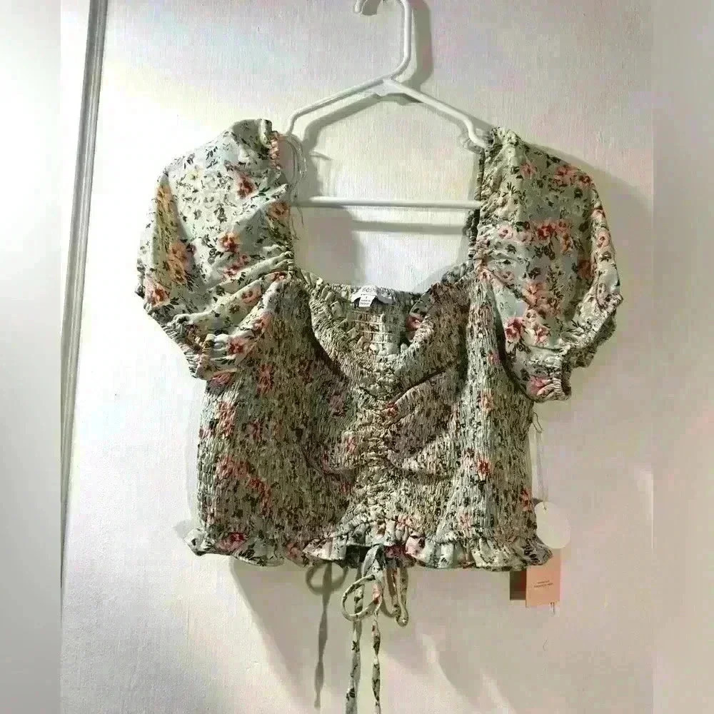 NWT Puffy shoulder flower top